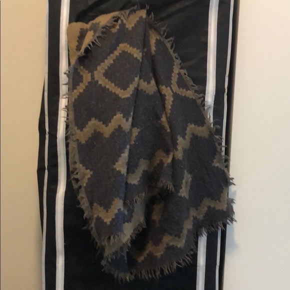 Aritzia Blanket scarf - Picture 3 of 4